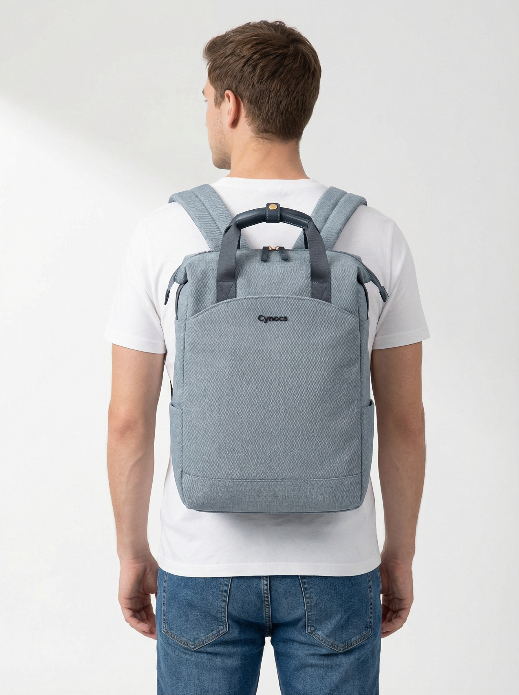 Cynocs Capri Rucksack getragen von einem Mann – ideale Größe für Alltag und Büro.