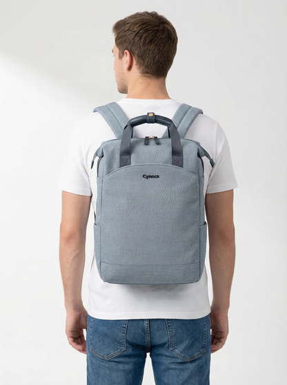 Cynocs Capri Rucksack getragen von einem Mann – ideale Größe für Alltag und Büro.