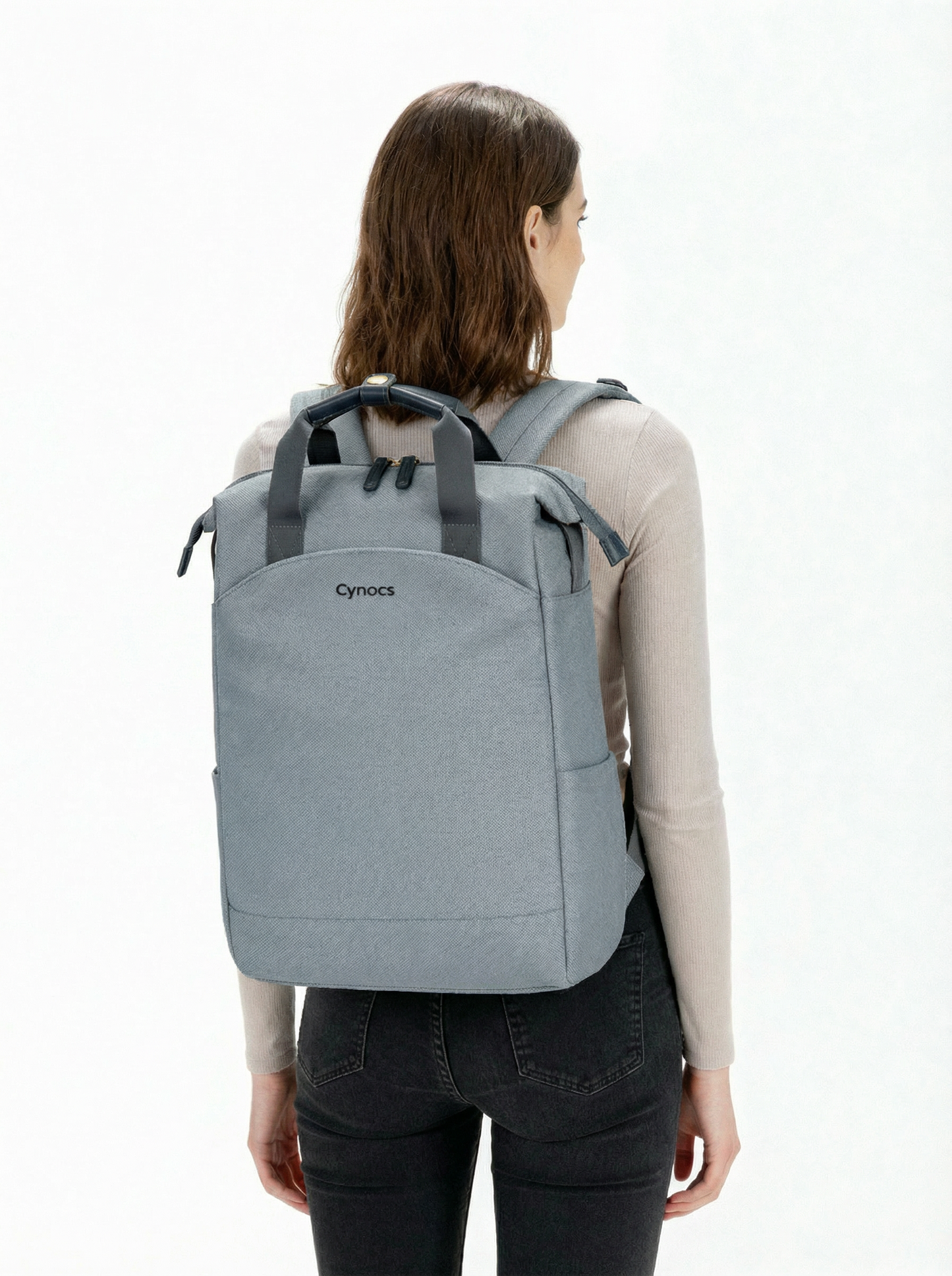 Rückansicht des grauen Capri Rucksacks an einer Frau – ergonomisches Design.