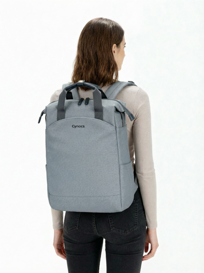 Rückansicht des grauen Capri Rucksacks an einer Frau – ergonomisches Design.