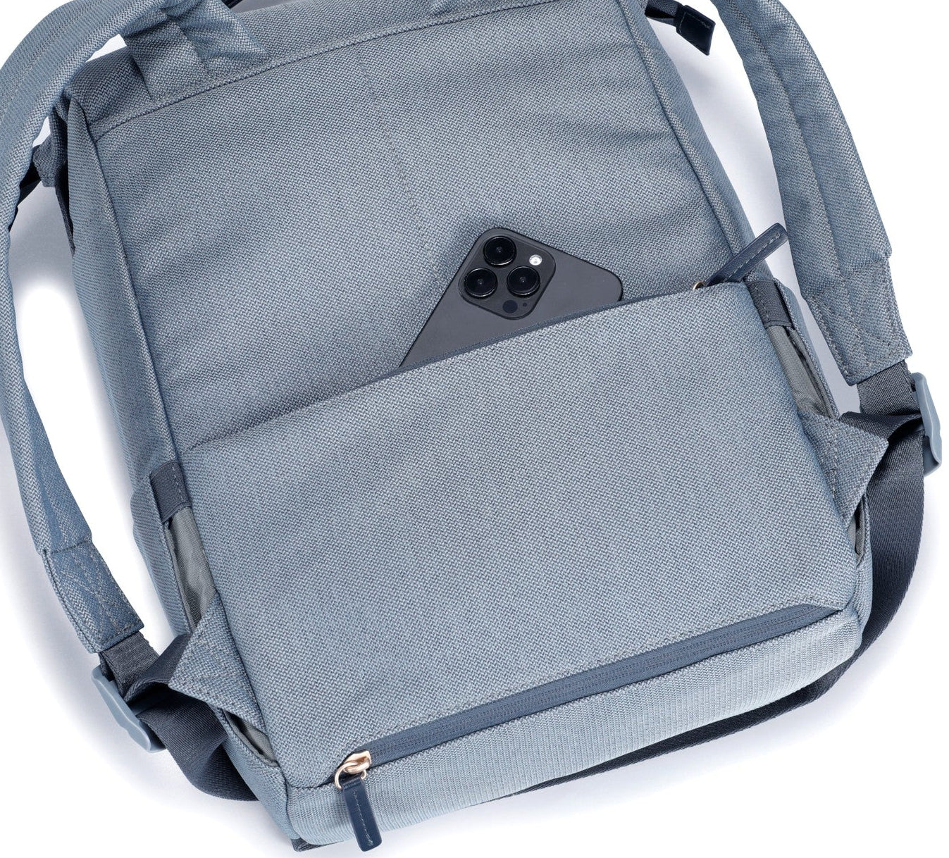 Verstecktes Sicherheitsfach am Rücken des Capri Rucksacks für Smartphone oder Reisepass